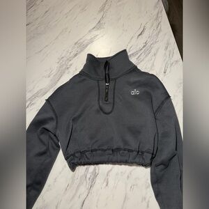 Grey Alo sportswear quarter zip sweatshirt #activewear #alo #lululemon #jacket